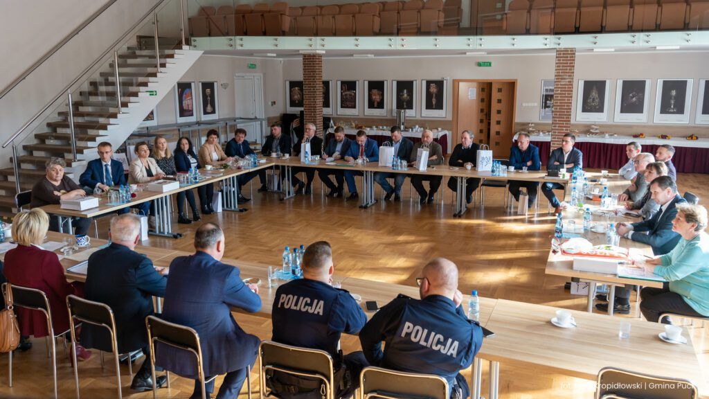 osoby siedzące na spotkaniu