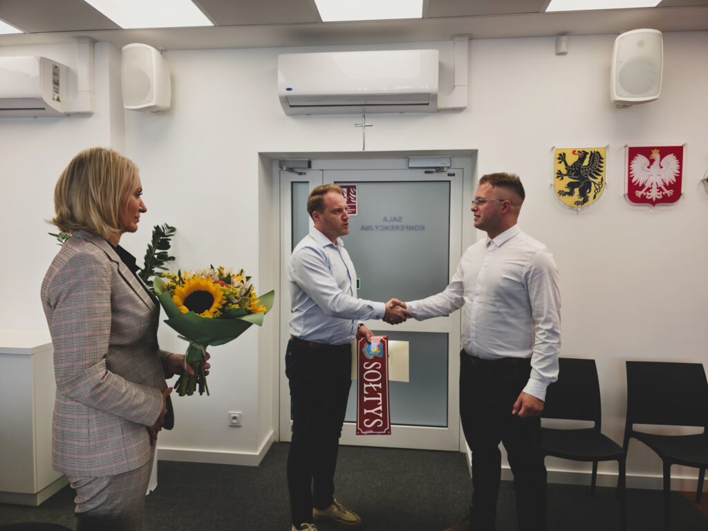 Wójt wraz z Sekretarz składają gratulacje nowemu sołtysowu Żelistrzewa