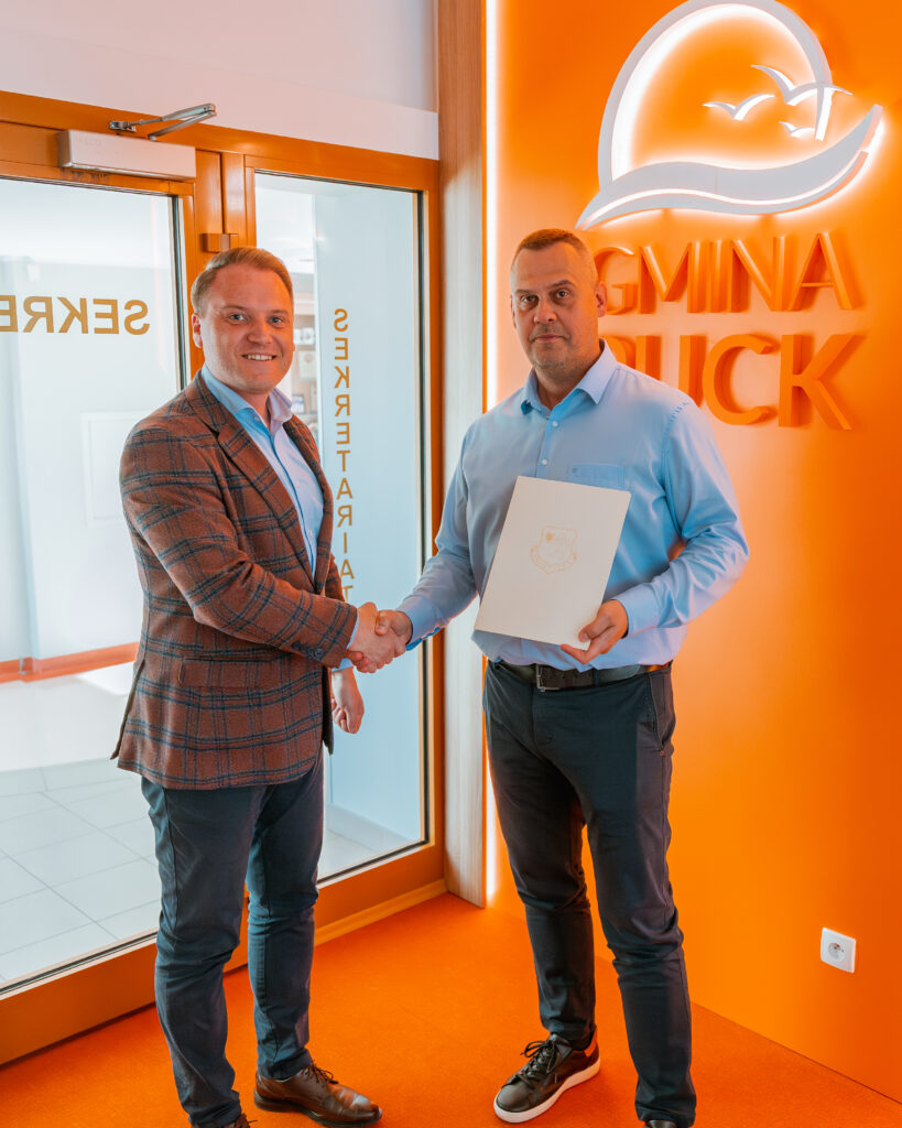 Podpisanie umowy na budowę przedszkola w Starzynie.