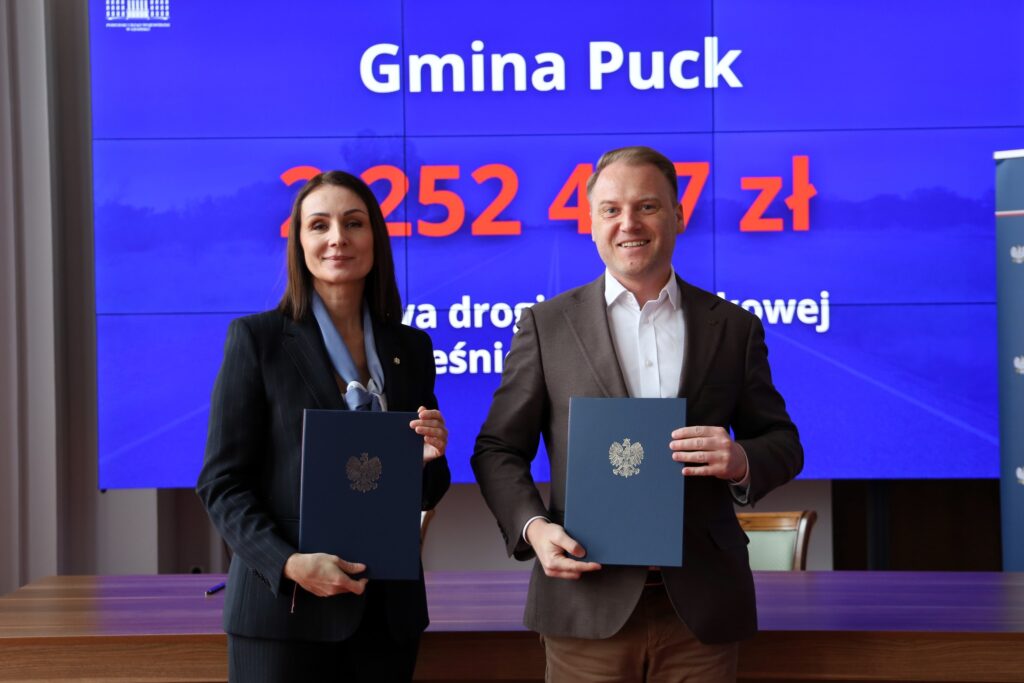 Wójt Gminy Puck i Wojewoda Pomorska - podpisanie umowy o dofinansowanie budowy ul. Piaskowej w Leśniewie.