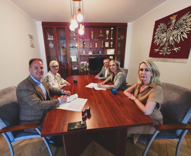Gabinet wójta - podpisanie umowy z Fundacją Phenomen