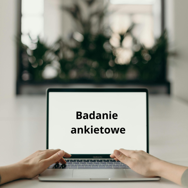 Otwarty komputer z wyświetlonym napisem Badanie ankietowe