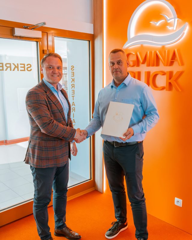 Podpisanie umowy na budowę przedszkola w Starzynie.