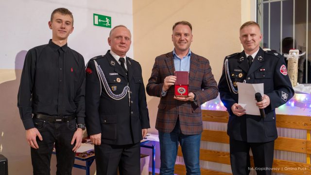 Wójt gminy Puck wraz ze strażakami i przedstawicielami OSP Mieroszyno podczas wręczenia odznaczeń.