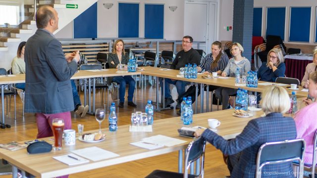 Uczestnicy szkolenia z uwagą słuchają wykładu eksperta podczas spotkania zorganizowanego przez Gminną Komisję Rozwiązywania Problemów Alkoholowych.