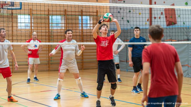 Na zdjęciu widać młodego chłopaka grającego w siatkówkę