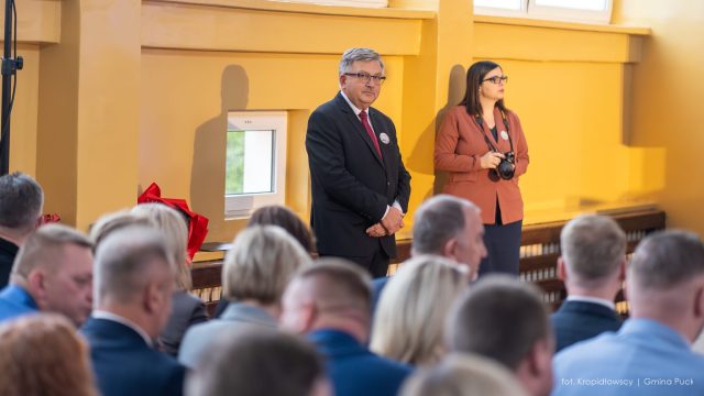 Dyrektor Szkoły Podstawowej w Mrzezinie, Jacek Stasierski, przygotowujący się do wygłoszenia przemówienia.