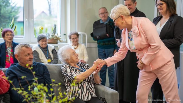 Powitanie seniorki przez Przewodniczącą Rady.