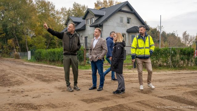 Wójt gminy Puck oraz wykonawcy omawiają postępy prac kanalizacyjnych na terenie osiedla Dana w Łebczu.
